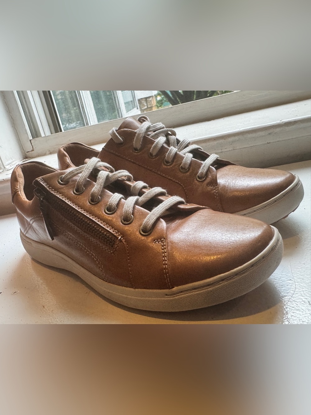 Clarks Women’s Casual Brown Leather Lace-Up Sneakers